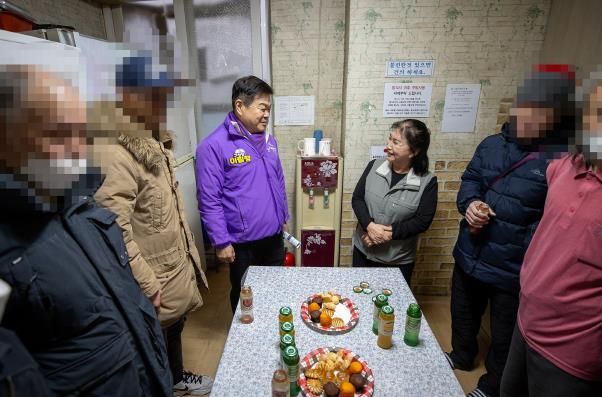 이필형 동대문구청장, 연말 한파 앞두고 고시원·여인숙 찾아