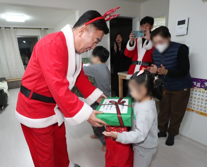 산타로 변신해 저소득 아동들에게 소원 선물 전달