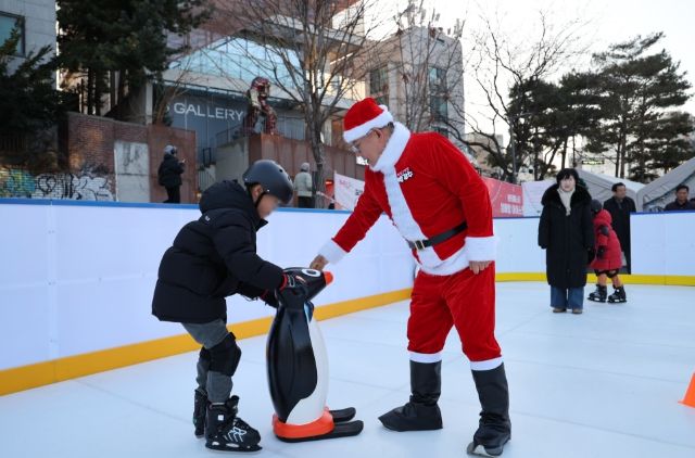 산타로 깜짝 변신! 박강수 마포구청장 “어린이 여러분 메리크리스마스”
