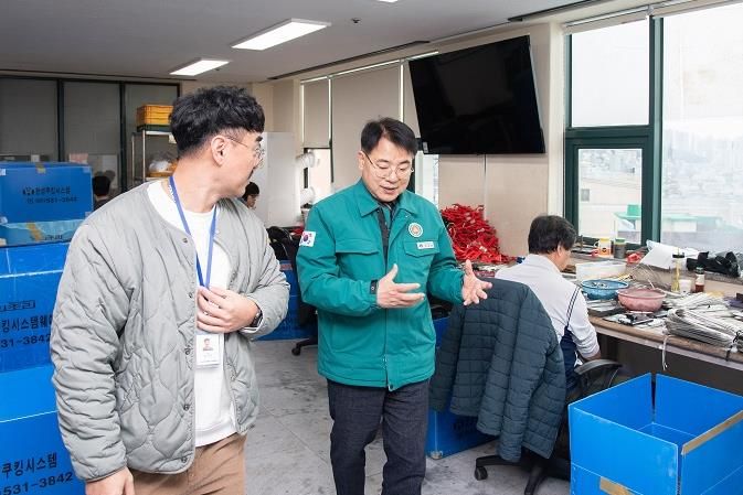 윤일현 부산 금정구청장, 한파 취약계층 보호 기관 현장 방문