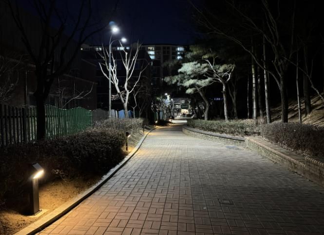 기흥구는 산양초등학교와 구갈중학교 후문의 보행자도로 보안등 등을 교체했다