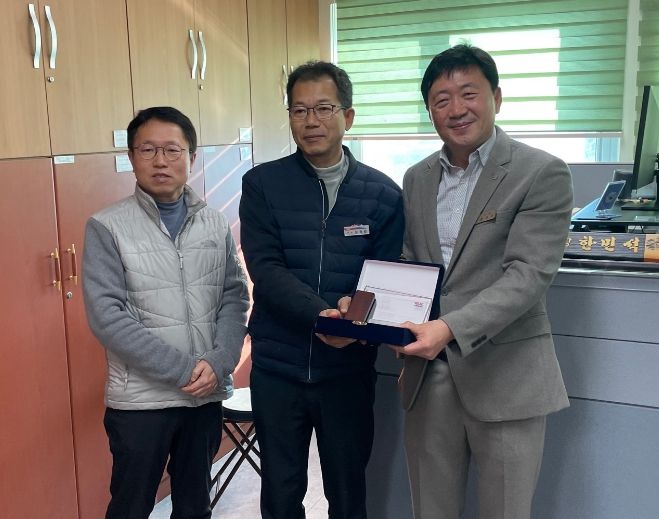 감사패 전달 기념사진
