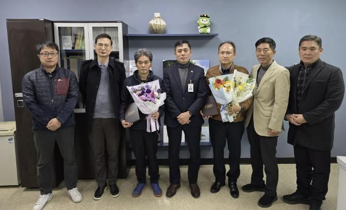 화성특례시가 30일 모범 택시 운수종사자에 표창장을 수여했다