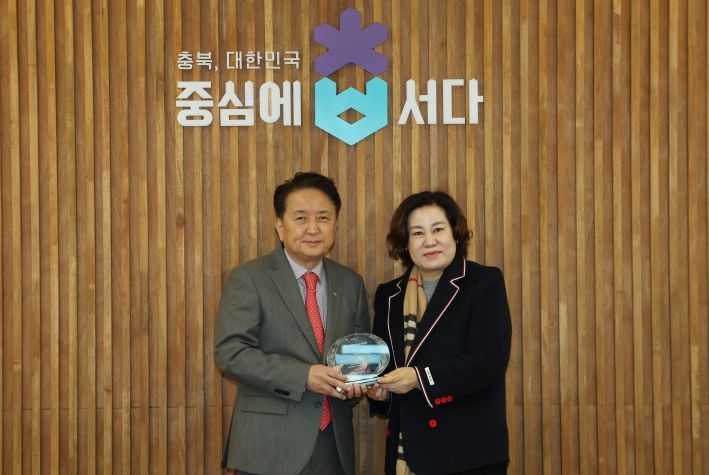 명예사회복지사 위촉패 전달식(왼쪽부터 김영환 지사, 정미경 충북사회복지사협회 부회장)