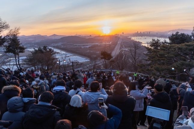 시민들이 행주산성에서 2026년 첫 일출을 바라보고 있다.