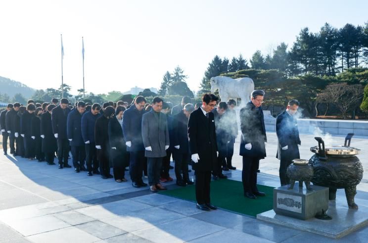 2일 국립대전현충원에서 간부 공무원이 참배를 하고 있다