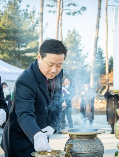 성남시의회 더불어민주당 이준배 대표의원 현충탑 참배 모습