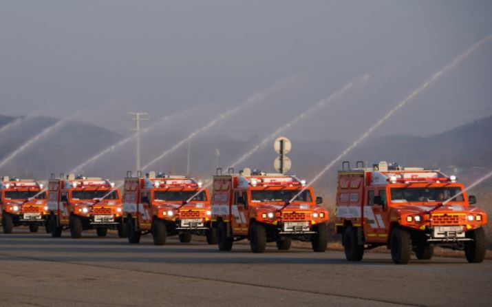 국산 군용차를 기반으로 제작한 다목적산불진화차량 시연