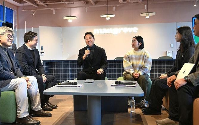 오세훈 서울시장이 8일 오전 민간임대주택 현장을 찾아 사업자, 입주민 및 관계자와 민간임대주택 활성화 방안을 논의하고 있다.