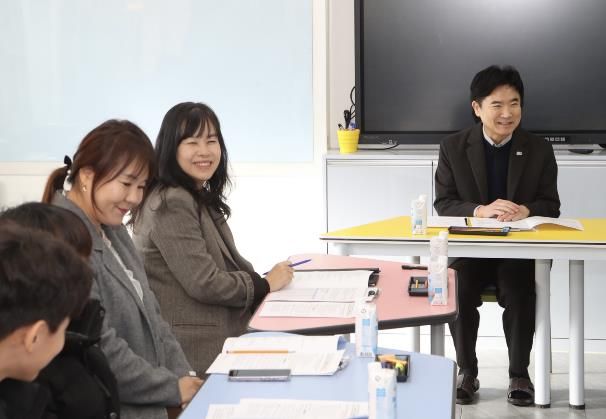 김대중 전남교육감과 화순만연초 교육가족들이 다문화교육 내실화 방안을 주제로 논의하고 있다.