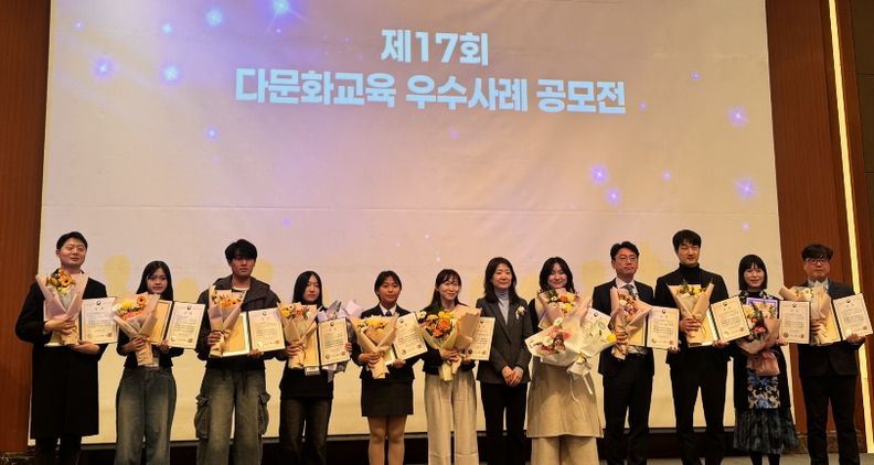 전라남도교육청이 ‘제17회 다문화교육 우수사례 공모전’과 ‘제16회 북한배경학생 교육 우수사례 공모전’에서 3개의 교육부 장관상을 수상했다. 사진은 수상 후 촬영한 기념사진(왼쪽에서 다섯번째 순천매산중학교 이은정 학생, 오른쪽에서 두번째 영광백수중학교 교사 김혜숙)