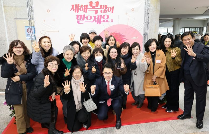 오언석 도봉구청장이 구민들과 함께 단체 사진을 찍고 있다(2026. 1. 9. 도봉구청 2층)(사진 앞줄 가운데 오언석 도봉구청장)