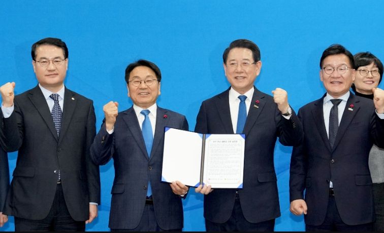 김영록 전남도지사(오른쪽 두 번째)와 강기정 광주광역시장이 9일 오후 광주 서구 김대중컨벤션센터에서 열린 ‘광주·전남 행정통합 시도민 보고회’에 참석해 공동발표문을 들고 화이팅을 외치고 있다.