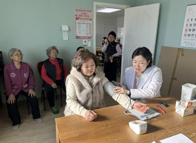 건강씽씽 경로당 혈압측정 사진