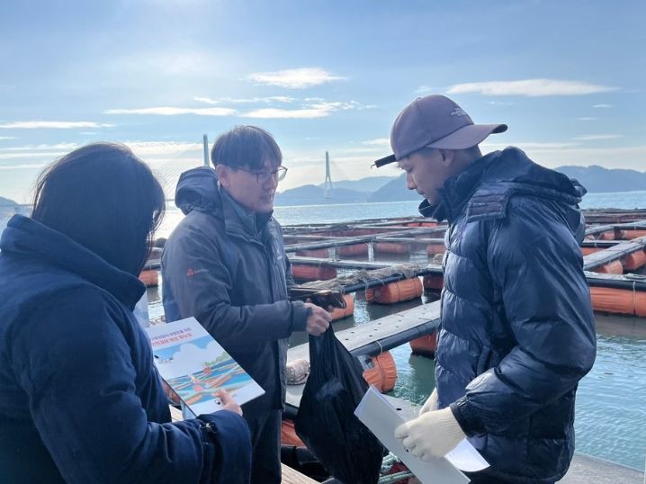 여수시가 저수온 대비 양식장 교육자료 배포 등 현장 지도·점검을 실시했다.