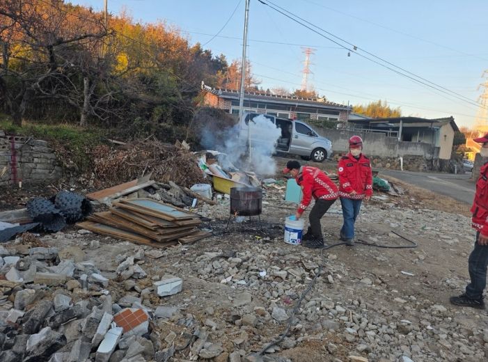 여수시 산림재난대응단 신속 대응반이 예찰활동을 통해 산림인접지 소각행위를 단속 중에 있다.