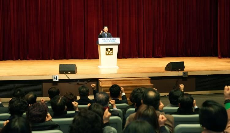 김영록 전라남도지사가 13일 도청 김대중강당에서 열린 ‘광주·전남 행정통합 사회단체 범도민 결의대회’에서 인사말을 하고 있다.