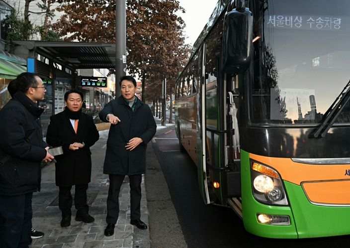 오세훈 서울시장이 서울시내버스 파업 이틀째인 14일 아침 서대문구에 위치한 버스정류장에서 주요 거점과 지하철역을 연결하는 무료 셔틀버스 수송 현황을 점검하고 있다.