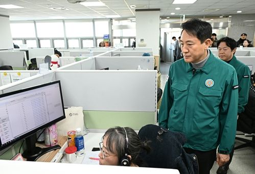 오세훈 서울시장이 서울시내버스 파업 이틀째인 14일(수) 오전 120다산콜 센터를 방문해 시민 안내 및 불편접수 체계를 확인하고 있다.