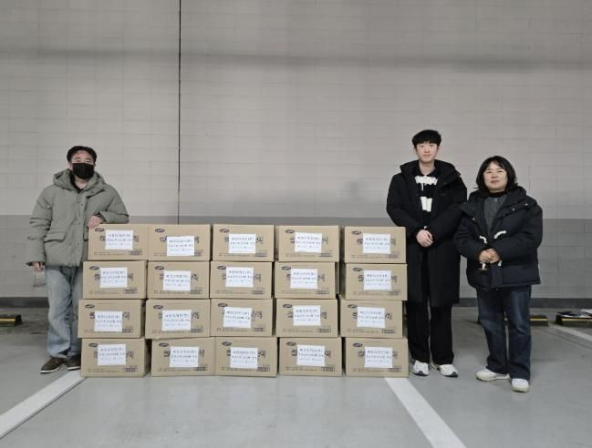 써밋디자인(주)가 물품 후원 후 기념사진을 촬영하고 있다.