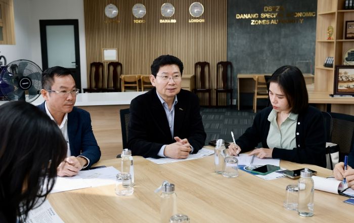 이상일 용인특례시장(가운데)은 15일(현지시각) 다낭 하이테크파크 산업단지를 방문해 응우옌 꽁 띠엔 다낭 하이테크파크 관리위원회 부위원장(왼쪽)을 만났다.