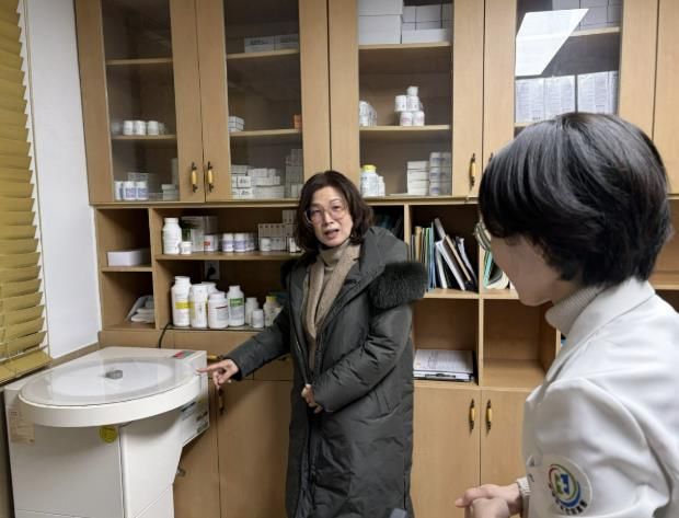 지난 14일, 한현택 지역의료과장이 목면 지곡보건지료소를 방문해 근무자들을 격려하고 있다.