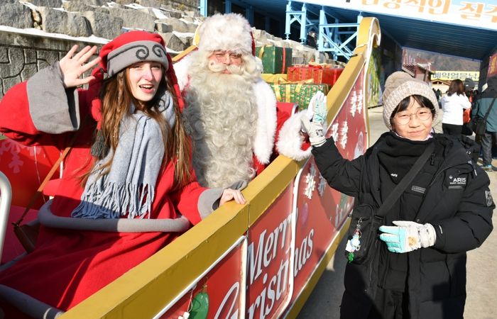 핀란드 로바니에미시 산타마을엥서 날아온 ‘리얼 산타클로스’와 요정 엘프가 17일 화천산천어축제장을 찾아 어린이들과 즐거운 시간을 보내고 있다