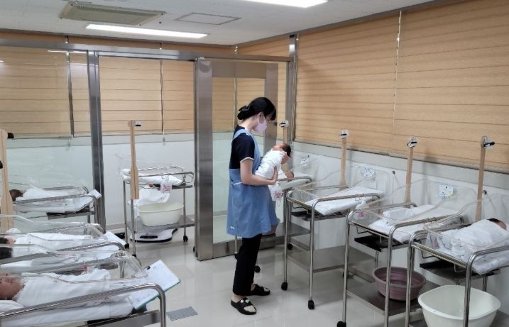 강진공공산후조리원 신생아실에서 간호사가 아이를 돌보고 있는 모습.