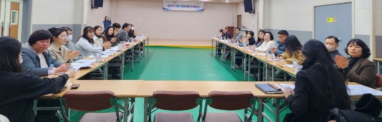 강진군 군민행복과 통합돌봄팀장이 의료돌봄 통합지원회의를 진행하고 있다.