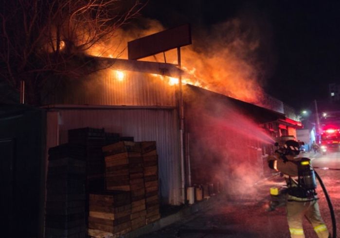 연탄 취급 음식점 화재, 초기 진화 시도 후 소방 신속 대응