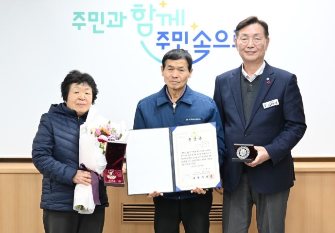 6·25전쟁 참전유공자 유가족에 무공훈장 전수