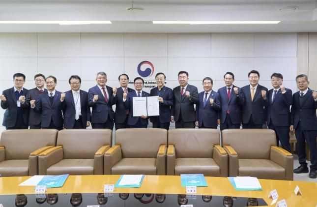 중부권 동서횡단철도 건설을 위한 13개 시장·군수 협력체가 김윤덕 국토교통부 장관을 만나 공동 건의문을 전달했다.