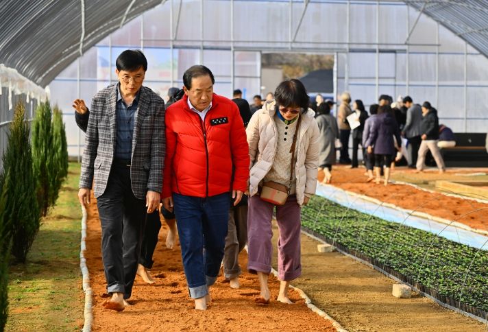 속초시 꽃묘장 맨발 황톳길 ‘인기’