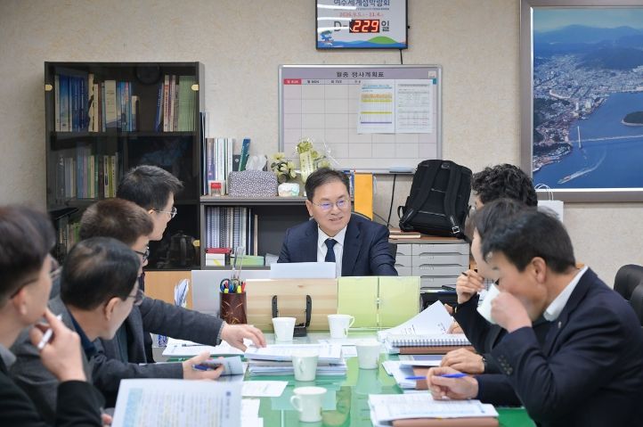 여수시는 지난 19일 전남·광주 행정통합 추진에 따른 부시장 주재 ‘행정통합 대응 전략회의’를 개최했다.
