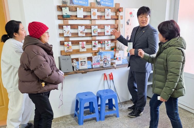 정용인 강진소방서장이 이진희 강진군 안전정책팀장 등 관계기관 참석자들을 대상으로 간담회에서 발언하고 있다.