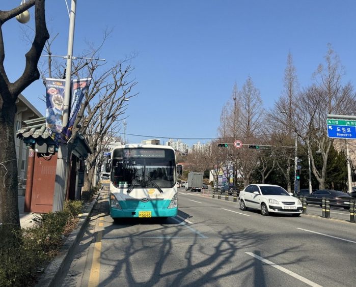 여수시가 오는 1월 26일부터 2월 6일까지, 26년 만에 시행되는 시내버스 노선체계 전면 개편을 앞두고 읍·면·동 주민설명회를 총 27회에 걸쳐 개최한다.