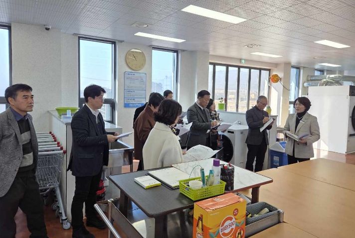 양보남 통합돌봄과장이 사평빨래방을 소개하는 모습