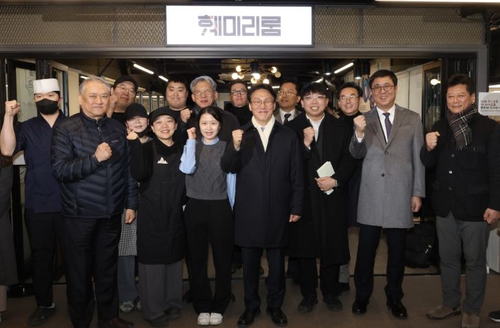 김민석 국무총리가 21일 동대문구 경동시장을 방문, 시장을 둘러보고 상인들과의 간담회를 주재하고 있다.