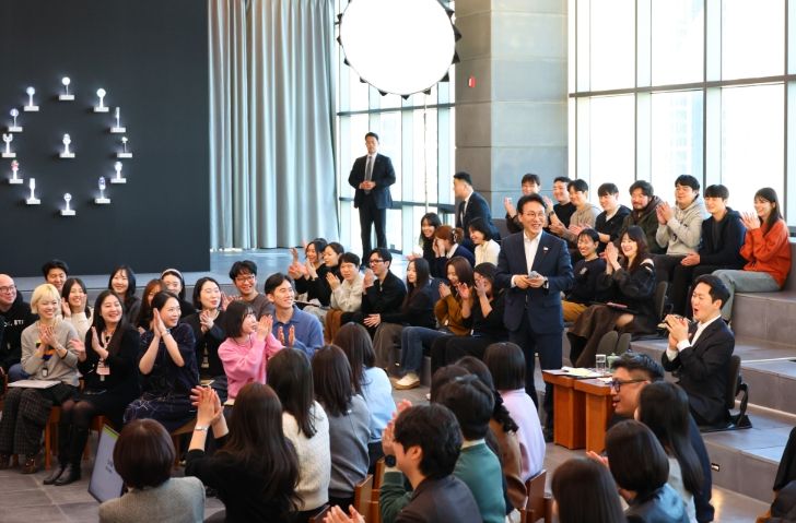 김민석 국무총리가 21일 용산구 하이브 사옥을 방문, 홍보부스 관람 및 청년 종사자 타운홀 미팅을 주재하고 있다.