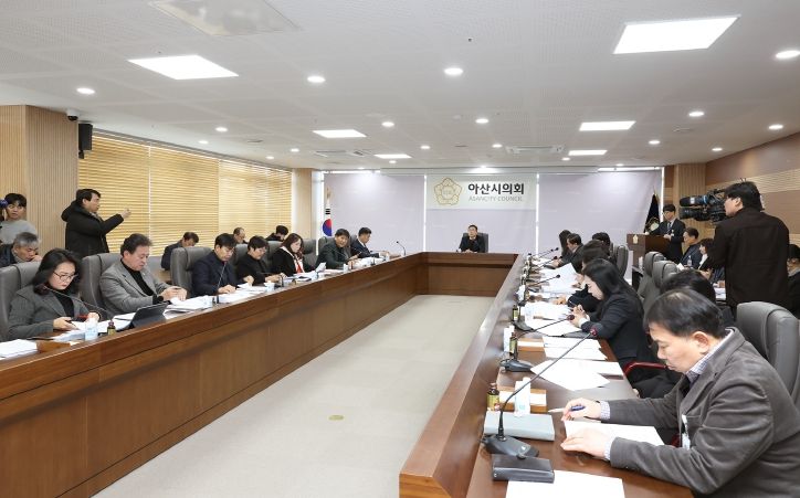 아산시의회가 21일 의회동 다목적회의실에서 2026년도 제1회 의원회의를 열고 주요 시정 현안을 논의하고 있다.