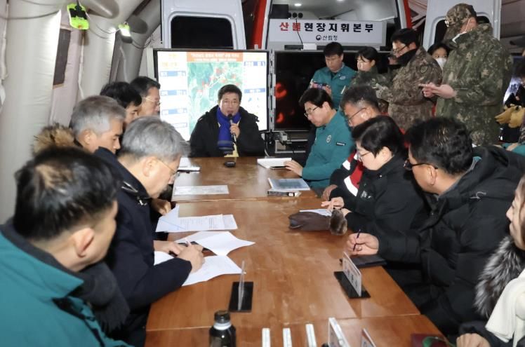 광양시 옥곡면 산불 주불 진화 완료 - 회의사진