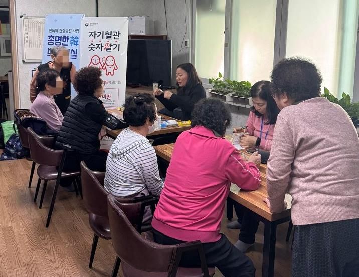 읍내4~6통 경로당 마을주민을 대상으로 사전 혈압·혈당수치를 측정하는 모습