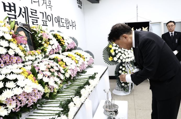 김영환 지사, 故 이해찬 전 총리 합동분향소 찾아 조문