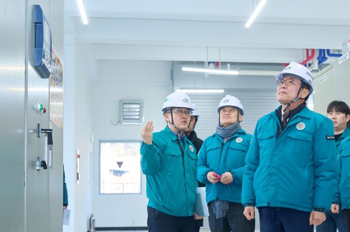 27일 김석필 천안시장 권한대행 부시장이 코리아풋볼파크 진입도로 개설 현장과 일봉중앙 자연재해 위험개선지구를 방문해 사업 추진 현황을 살펴보고 있다.