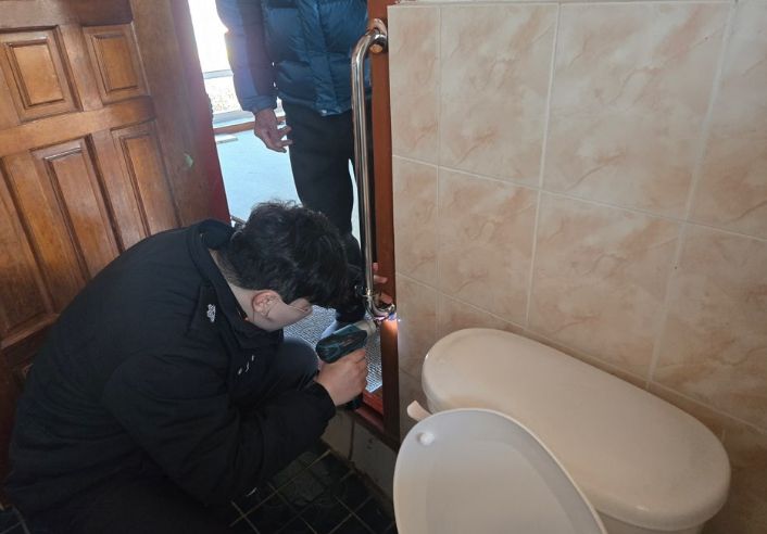 28.(수) 119생활안전순찰대가 독거노인가구 화장실에 안전손잡이를 설치하고 있다.