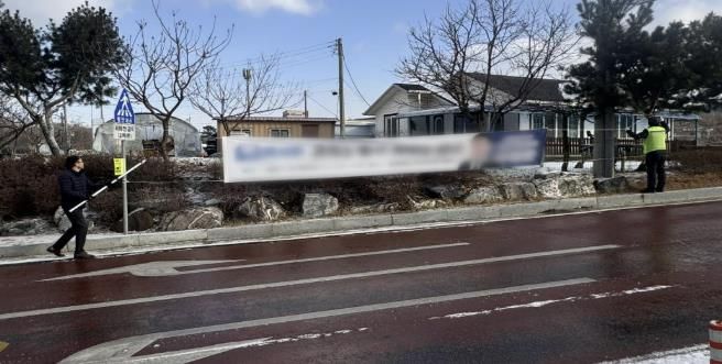 불법 현수막 철거 모습(1100주년기념관 인근 도로변)