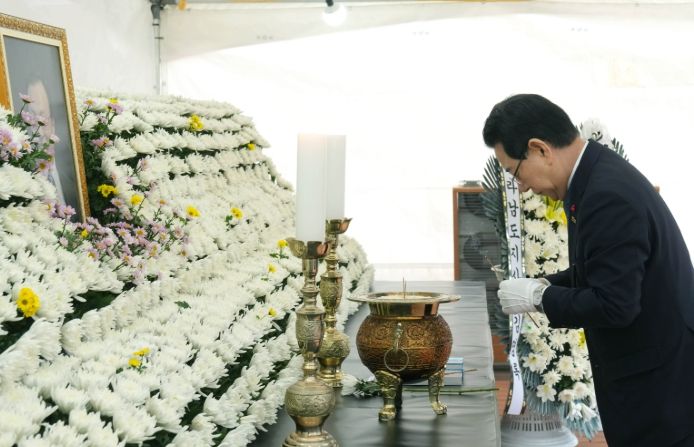 고 이해찬 민주평통자문회의 수석부의장 분향소 조문