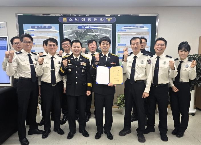 30.(금) 강진소방서장 및 소방교 이종찬 등 강진소방서 간부들이 승진자와 함께 기념사진 촬영