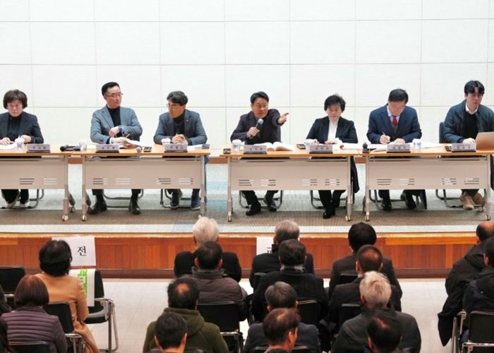 강기정 광주광역시장이 30일 광주교통공사 대회의실에서 열린 ‘광주전남 행정통합 건설·안전·교통·노동 분야 시민공청회’에 참석해 행정통합 추진사항을 설명한 후 참석자들의 의견을 수렴하고 있다. /광주광역시 제공