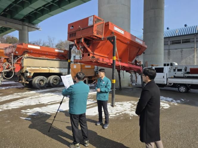 김경주 기흥구청장이 취임식 대신 구민의 안전과 생활 현안을 살피는 현장방문으로 공식 업무를 시작했다.